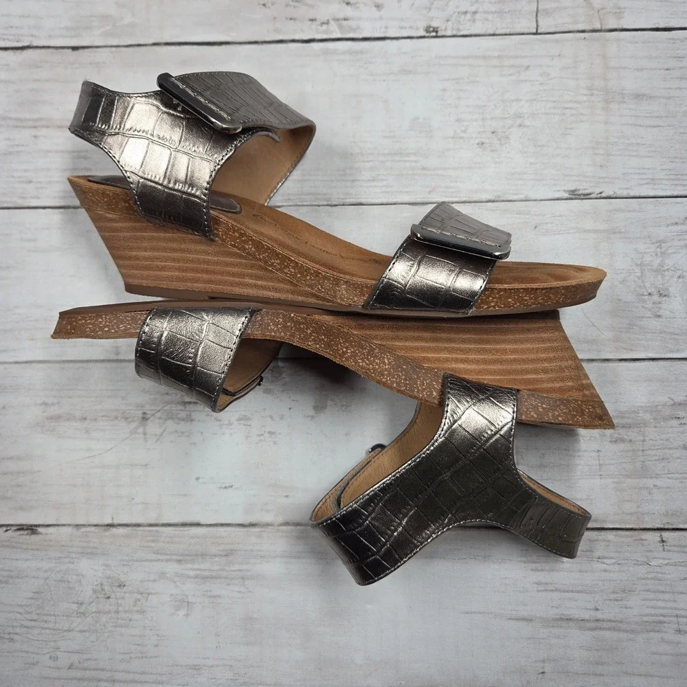Sofft SF0002097 Wedge Sandal Croc Embossed Women 9M Metallic Pewter Leather